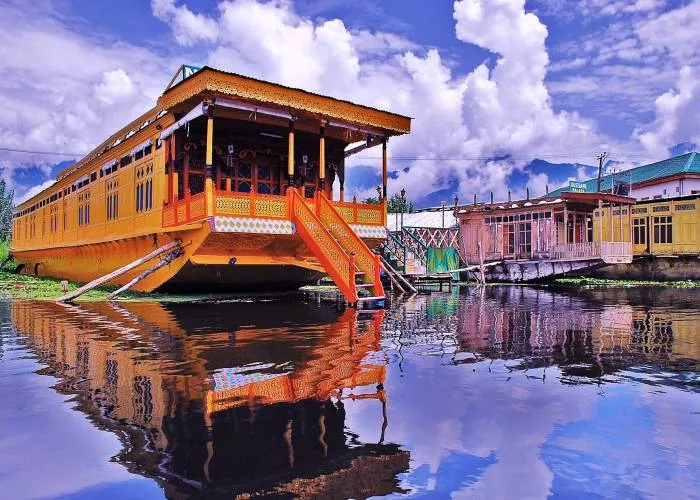 houseboat-vibrant-kashmir.jpg
